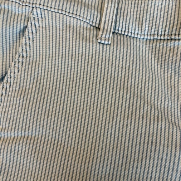 LEVI’s Women’s striped blue/white cuffed shorts size: 31 - Picture 7 of 7